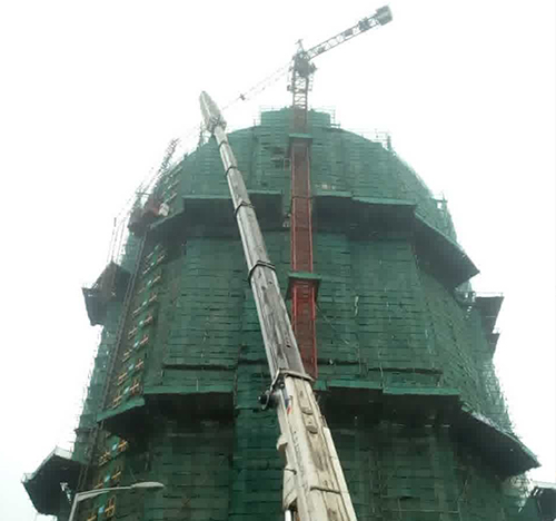 金山屯吊车在工地上作业